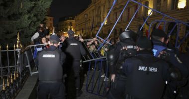 Stire din Eveniment : După violențele din București, polițiștii încep să-i salte pe instigatori. Un bărbat a fost dus la audieri