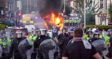 Stire din Actualitate : Marea Britanie se pregătește pentru o nouă seară de violențe ale extremei drepte. Au fost chemate să intervină și unitățile anti-tero