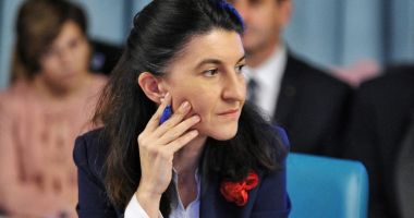 Stire din Politică-Administrație : Violeta Alexandru: "Ne pregătim să completăm cadrul legal în situaţia închiderii şcolilor"