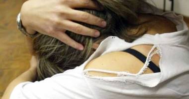 Caz cutremurător! Violată ani buni de tatăl vitreg, cu care are și un copil!