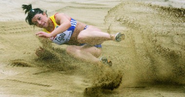 Stire din Sport : Atletism-CM indoor / Viorica Țigău, finalistă la săritura în lungime, ca și ștafeta feminină de 4x400 m