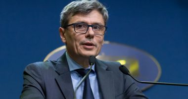 Stire din Politică-Administrație : Virgil Popescu trimite românii cu facturile umflate să sune la ANRE