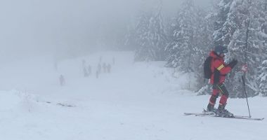 Stire din Social : Domeniul schiabil al staţiunii Sinaia, închis în ziua de Crăciun. Viscolului nu permite funcţionarea instalaţiilor de transport pe cablu