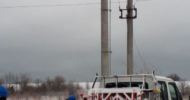 Galerie foto / VISCOL la Constanța. 41 de localități fără curent electric. Echipele E-Distribuție intervin cu dificultate - 3