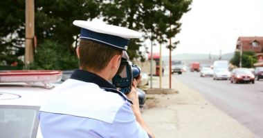 Stire din Eveniment : Șofer de 19 ani, prins cu viteză la volan de două ori într-un minut, în două localități diferite