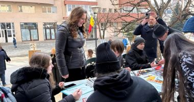 Stire din Cultură-Educație : În ger de dragul artei! Mai mulți elevi ținuți în frig cu ocazia vizitei ministrului Culturii
