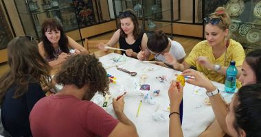 Stire din Cultură-Educație : Studenții străini  au învățat să facă  linguri din lemn