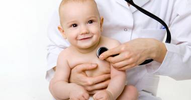 Stire din Sănătate : Este obligat medicul de familie să facă vizite la domiciliu? De ce servicii beneficiază nou-născuții și mămicile