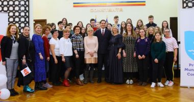 Stire din Politică-Administrație : Elevi din străinătate, în vizită la viceprimarul Constanței, Costin Răsăuțeanu