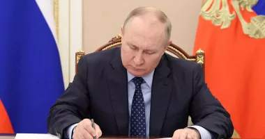 Stire din Actualitate : Vladimir Putin a autorizat utilizarea armelor de foc de către grupuri private pentru a proteja instalațiile energetice