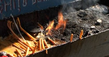 Stire din Eveniment : Cadavrul unei victime a luat foc la priveghi după ce rudele au plecat să bea ceva!