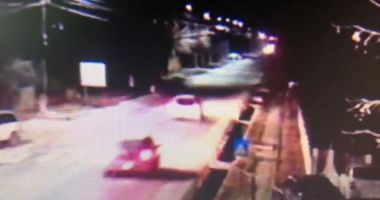 Stire din Eveniment : ATENȚIE, IMAGINI ȘOCANTE! Înregistrarea cumplită cu bărbatul călcat de două mașini, la interval de câteva secunde