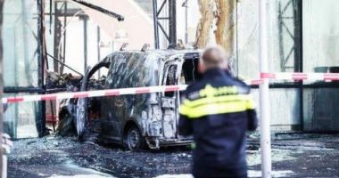 Stire din Actualitate : Atentat în Olanda: O mașină în plină viteză s-a proiectat în sediul unei redacții de presă din Amsterdam