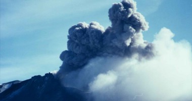 Stire din Actualitate : Stare de alertă în Chile după erupția unui vulcan la granița cu Argentina