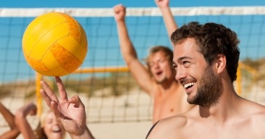 Stire din Diverse : Premii de mii de euro la turneele de volei pe plajă