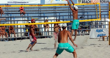 Stire din Sport : Seniorii duc "lupte" aprige pe plaja Arenei CVM