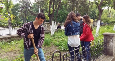 Galerie foto. Voluntar eco în școala mea. Elevii de la Colegiul "Tomis" s-au apucat de curățenie - 2
