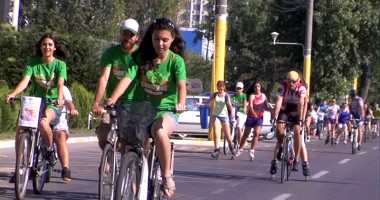 Stire din Cultură-Educație : Marșul voluntarilor EcoChampions atrage atenția asupra poluării excesive
