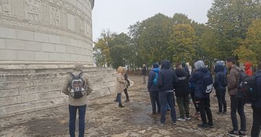 Stire din Cultură-Educație : Îmbunătățiri aduse experienței oferite vizitatorilor la Monumentul Triumfal de la Adamclisi