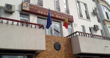 Stire din Cultură-Educație : Voluntarii Colegiului de Arte au oferit… mărțișoare dulci