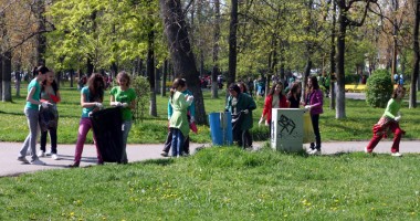 Stire din Social : Voluntarii fac curățenie în parcul Tăbăcărie