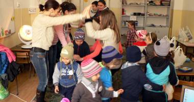 Stire din Cultură-Educație : Voluntari veseli  la Școala gimnazială nr. 1 Poarta Albă