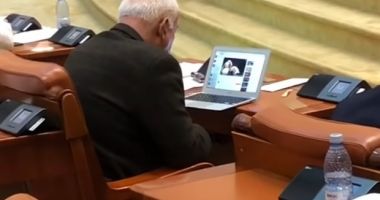 Stire din Eveniment : VIDEO. Varujan Vosganian, filmat în timp ce viziona un meci de box pe laptop în timpul dezbaterilor la buget