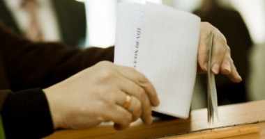 Stire din Politică-Administrație : REFERENDUM pentru Constituție, în același timp cu Europarlamentarele