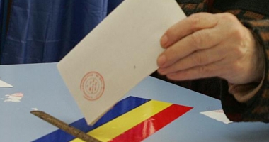 Stire din Politică-Administrație : AFP: Românii se prezintă la urne pentru a-și alege primarii, pe fondul scandalurilor de corupție
