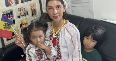 Stire din Actualitate : Alegeri Republica Moldova. Străbat mii de kilometri pentru a merge la ambasade să voteze