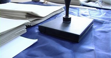 Stire din Eveniment : Locțiitorul președintelui unei secții de votare, găsit beat în toaletă