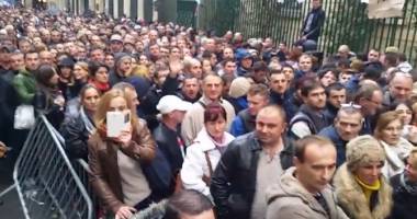 Stire din Politică-Administrație : Votul din Diaspora / Aglomerație în fața consulatului României din Paris / VIDEO