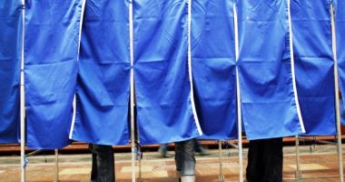 Stire din Politică-Administrație : BEC: Peste 128.000 de persoane au votat în toată ţara până acum