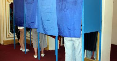 Stire din Politică-Administrație : CCR: Legea votului prin corespondență este constituțională