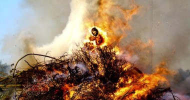 Stire din Actualitate : Arsă de vie pentru "vrăjitorie"