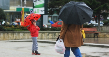 Ploi și maxime de 13 grade Celsius, astăzi, la Constanța