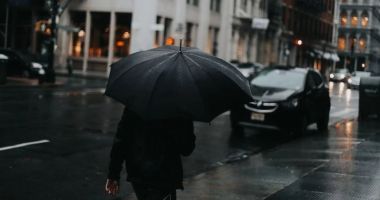Se strică vremea. Frig şi ploi în zilele următoare. Meteorologii anunţă cât mai scad temperaturile în România