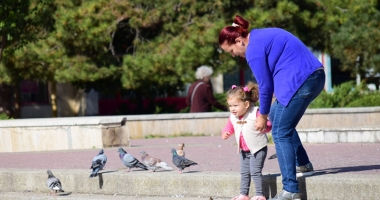 Stire din Social : Soare și maxime de 25 de grade, mâine, la Constanța, ploi și frig în week-end