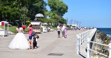 Stire din Social : Vreme deosebit de caldă, la malul mării. De vineri noapte, vin ploile