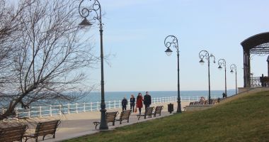 Stire din Social : Vreme închisă, dar călduţă, în weekend, în zona litoralului şi a Dobrogei