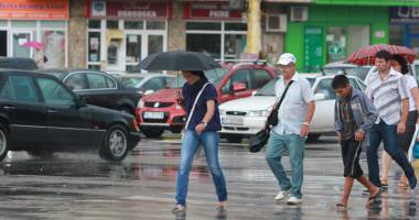 Stire din Social : Vremea se menține caldă, însă nu scăpăm de ploi