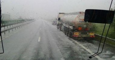 Stire din Eveniment : Poliția avertizează: "Aveți grijă, plouă torențial pe Autostrada Soarelui!"