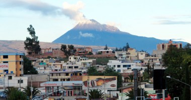 Stire din Actualitate : Vulcanul care a erupt în Ecuador  aruncă cenușă la o înălțime de trei kilometri