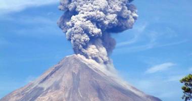 Vulcanul Colima din Mexic a erupt