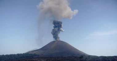 Stire din Actualitate : Nivel de alertă vulcanică, ridicat în Indonezia, după o serie nouă de erupții