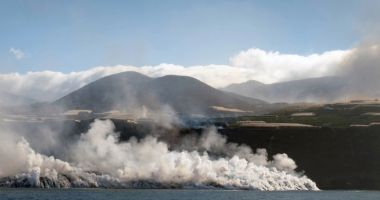 Stire din Actualitate : Lava vulcanului Cumbre Vieja de pe insula La Palma a ajuns să acopere o suprafață de peste 10 hectare în Oceanul Atlantic