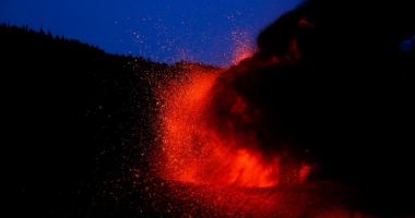 Stire din Actualitate : Zboruri suspendate în Europa din cauza erupției vulcanului Cumbre Vieja