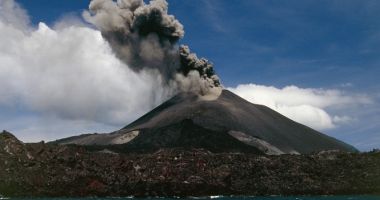 Stire din Actualitate : Vulcanul Semenu din Indonezia a erupt. Rezidenții au fost avertizați să stea departe de zona erupției