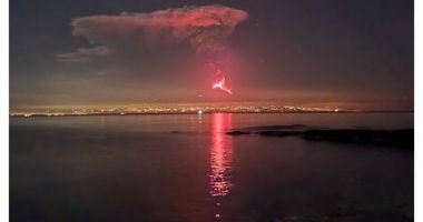Imagini spectaculoase cu erupția vulcanului Etna. Mai multe zboruri au fost deviate