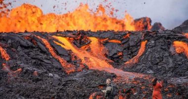 Stire din Actualitate : Erupție vulcanică în Islanda, urmărită de mii de turiști